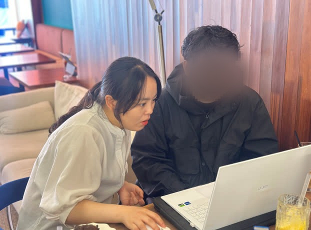 팀원들과 함께 기획 작업 중인 모습
